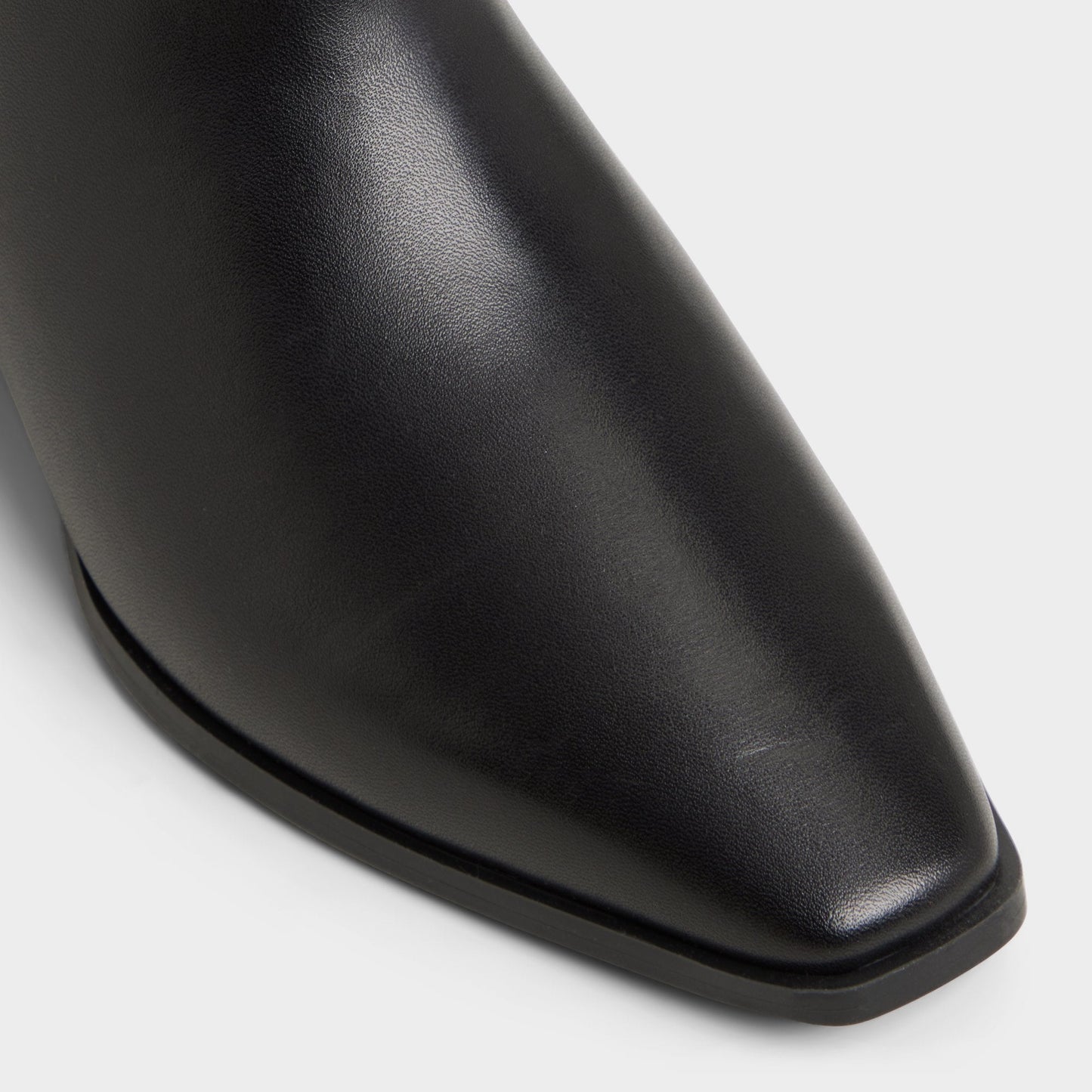 Raneldar in Black - Chelsea boot, Block heel - Black