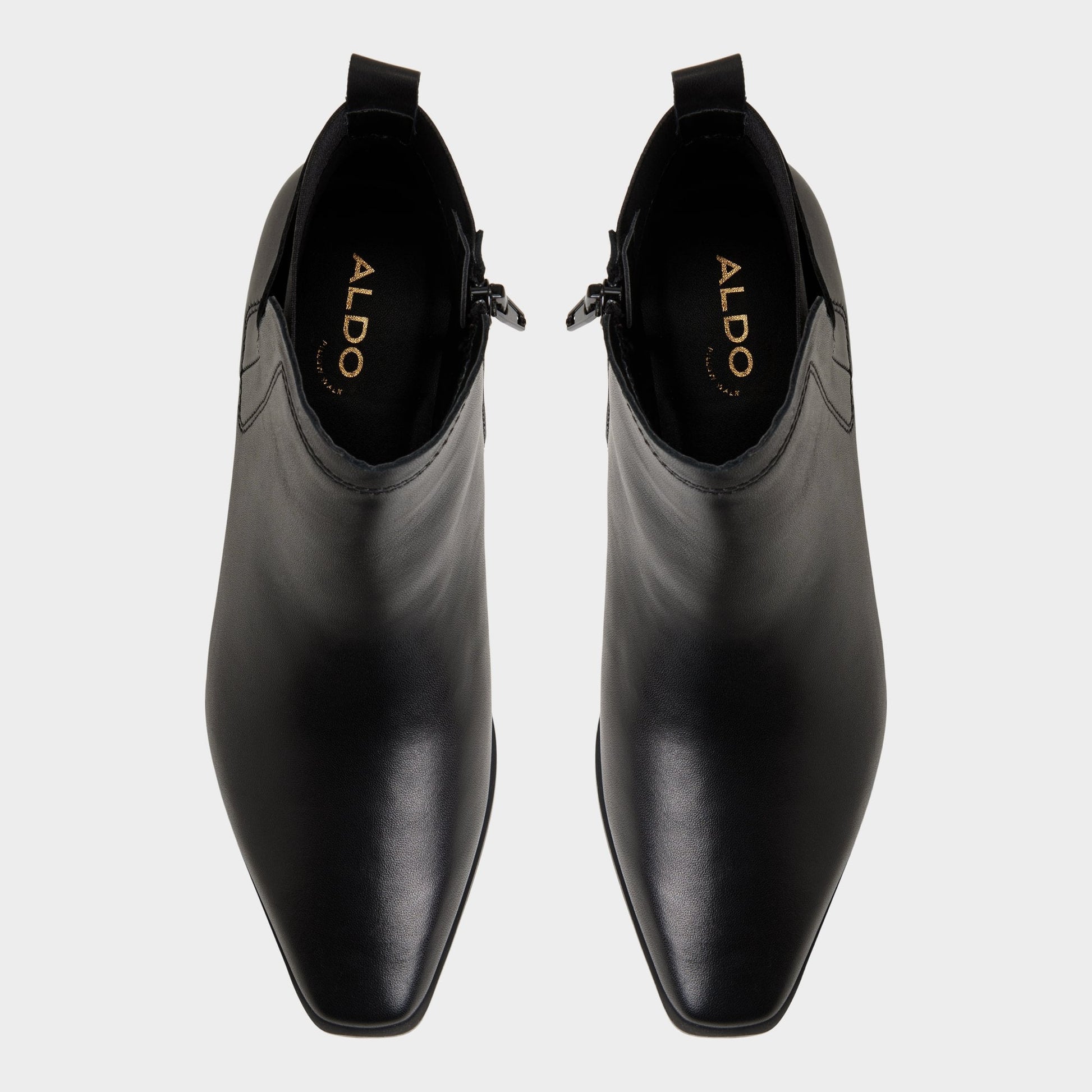Raneldar in Black - Chelsea boot, Block heel - Black