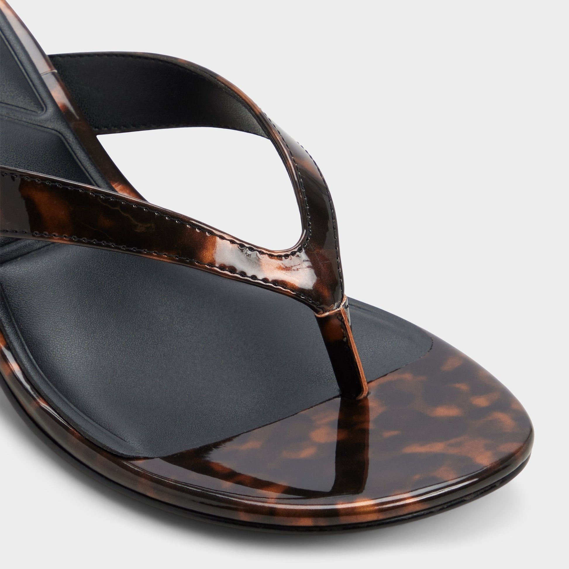 Jump in Open Brown - Heeled flip flop, Kitten heel - Open brown