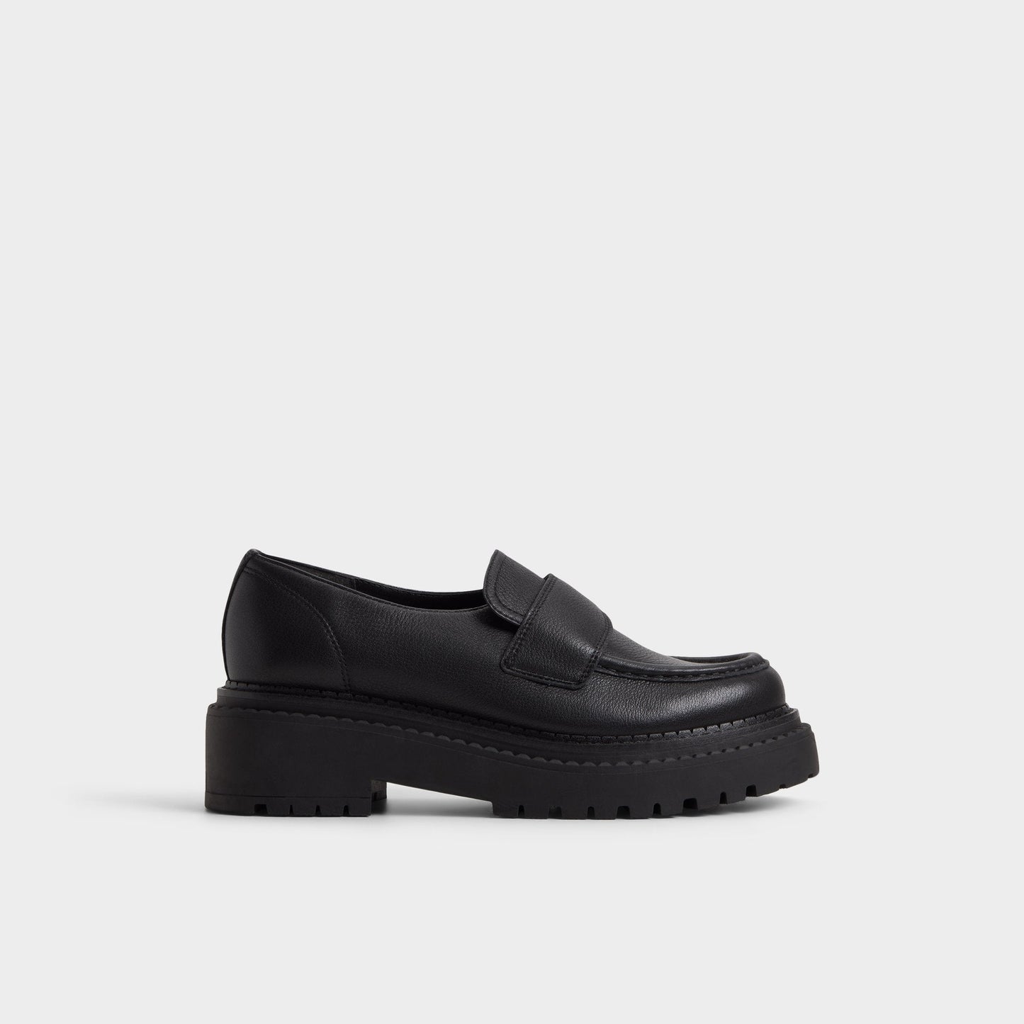 Miravella in Black - Loafer, Lug sole - Black