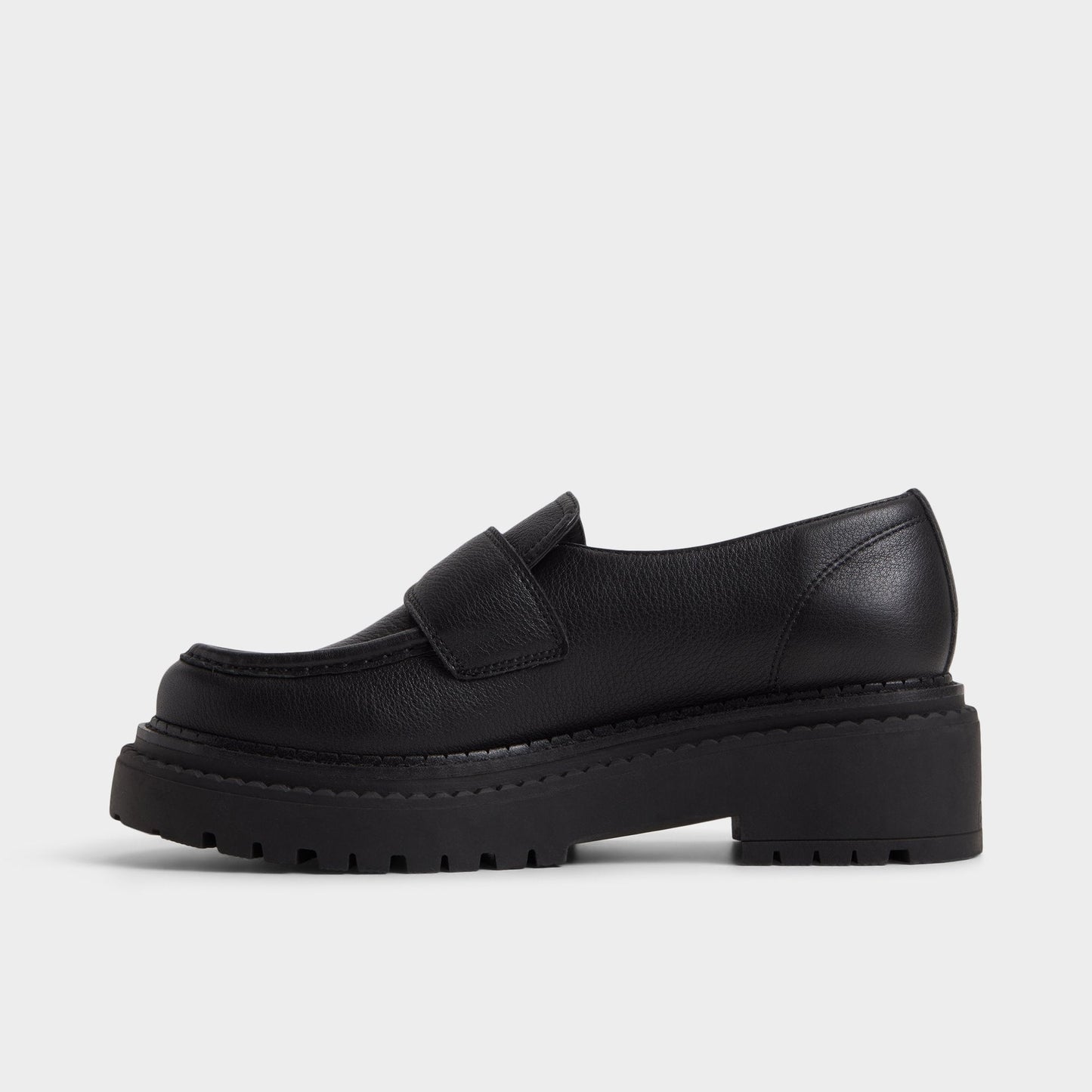 Miravella in Black - Loafer, Lug sole - Black
