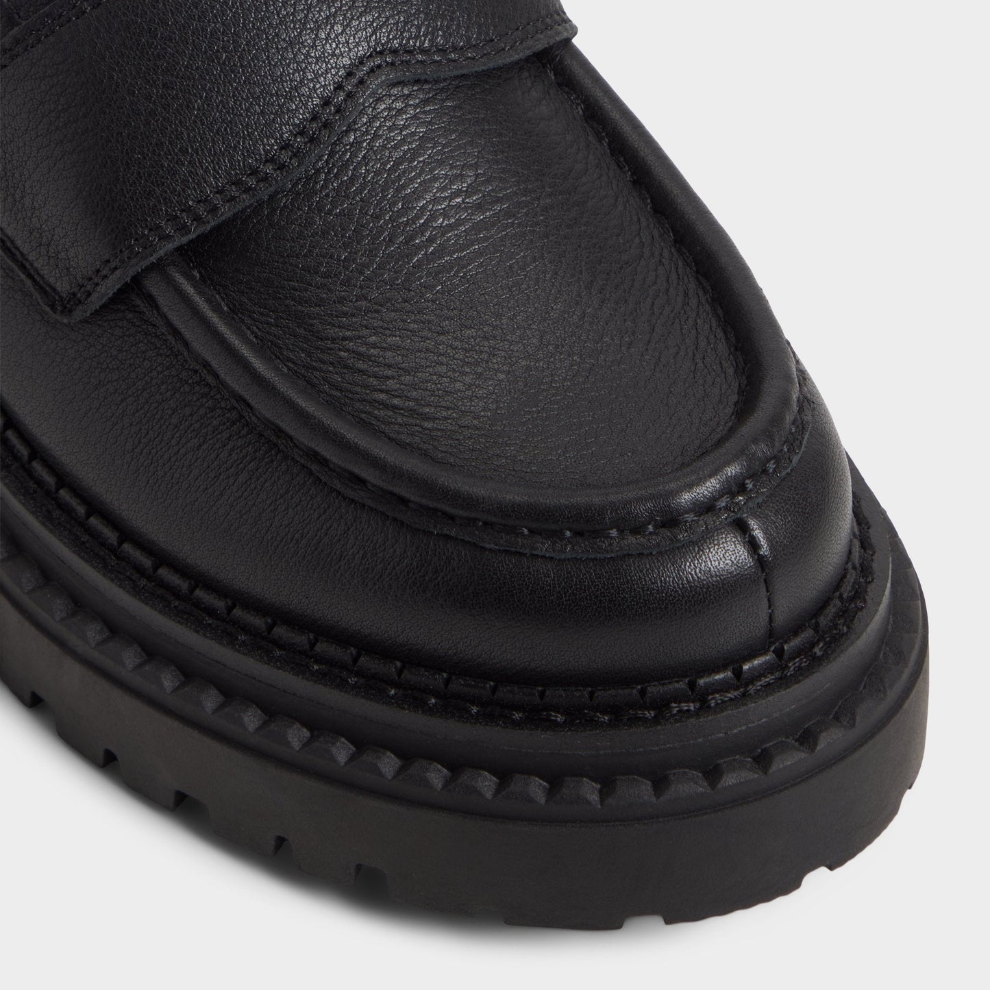 Miravella in Black - Loafer, Lug sole - Black