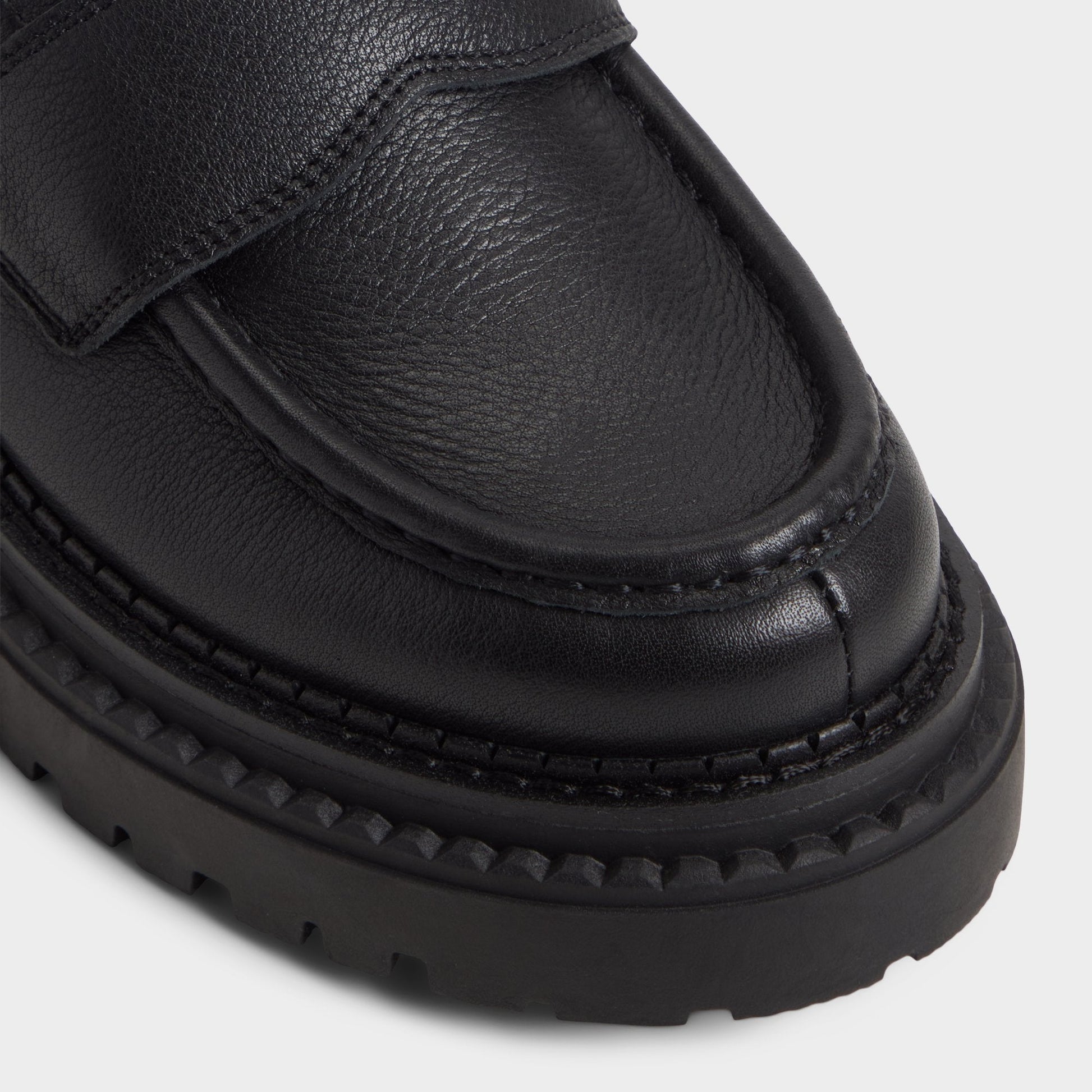 Miravella in Black - Loafer, Lug sole - Black