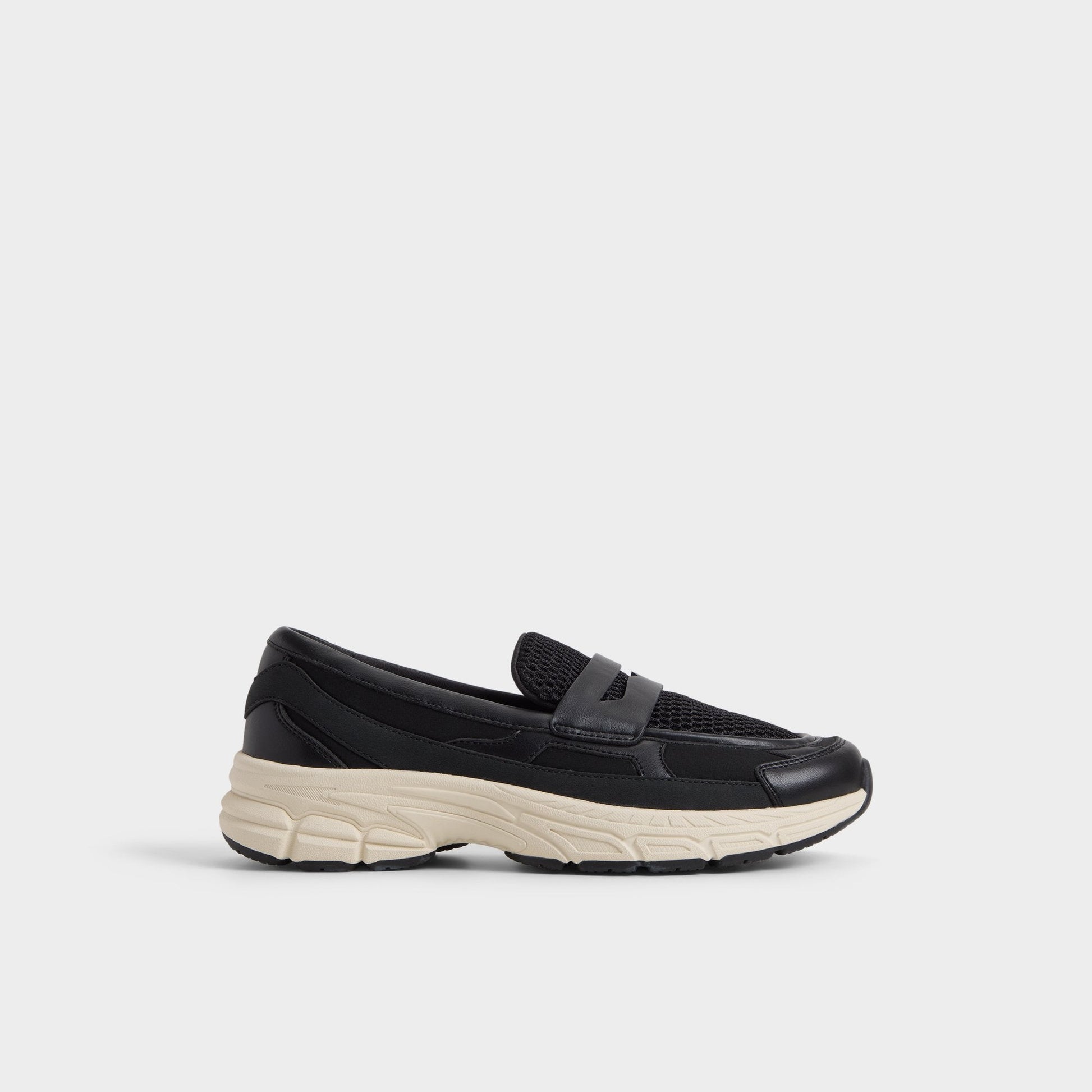 Loffy in Black - Loafer, Jogger sole - Black