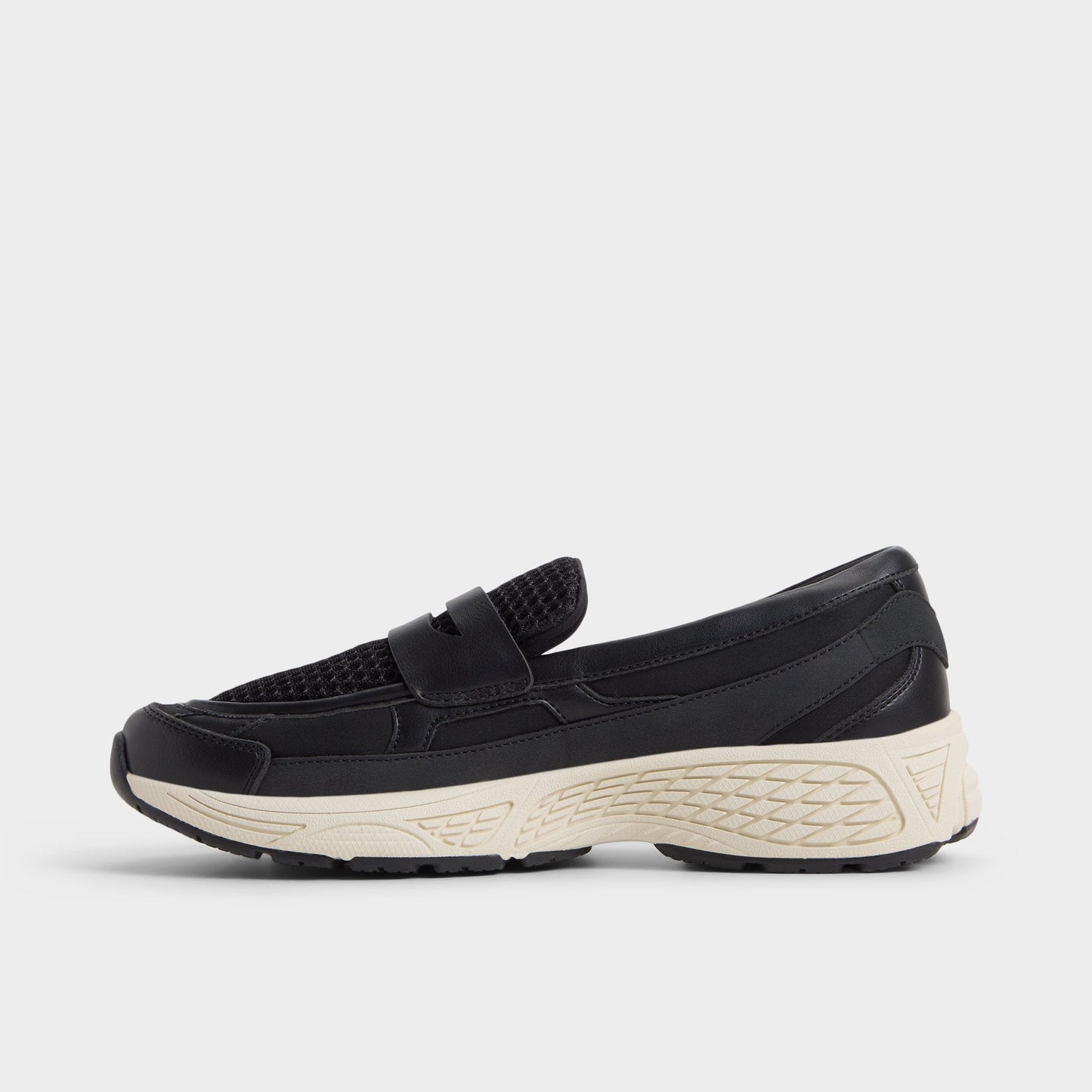 Loffy in Black - Loafer, Jogger sole - Black