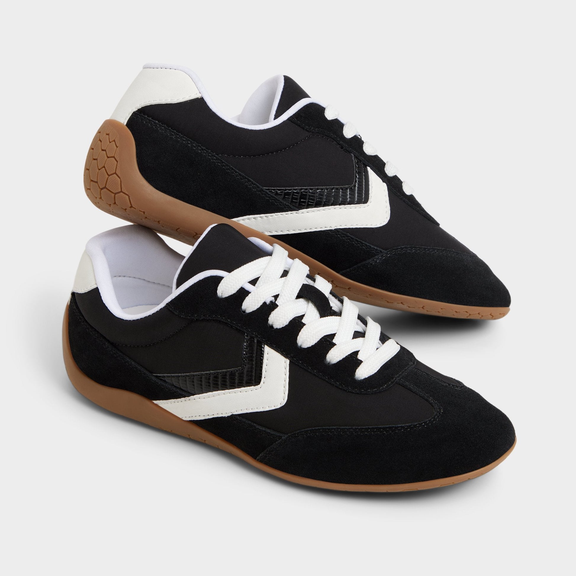 Coolchic in Black - Jogger sneaker - Black