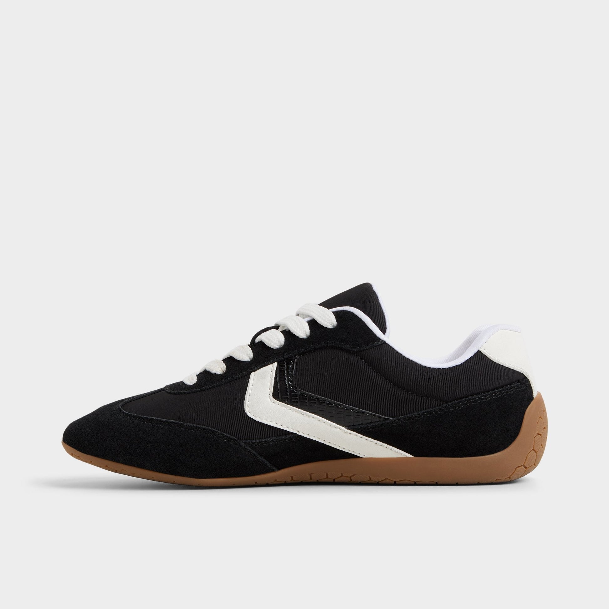 Coolchic in Black - Jogger sneaker - Black