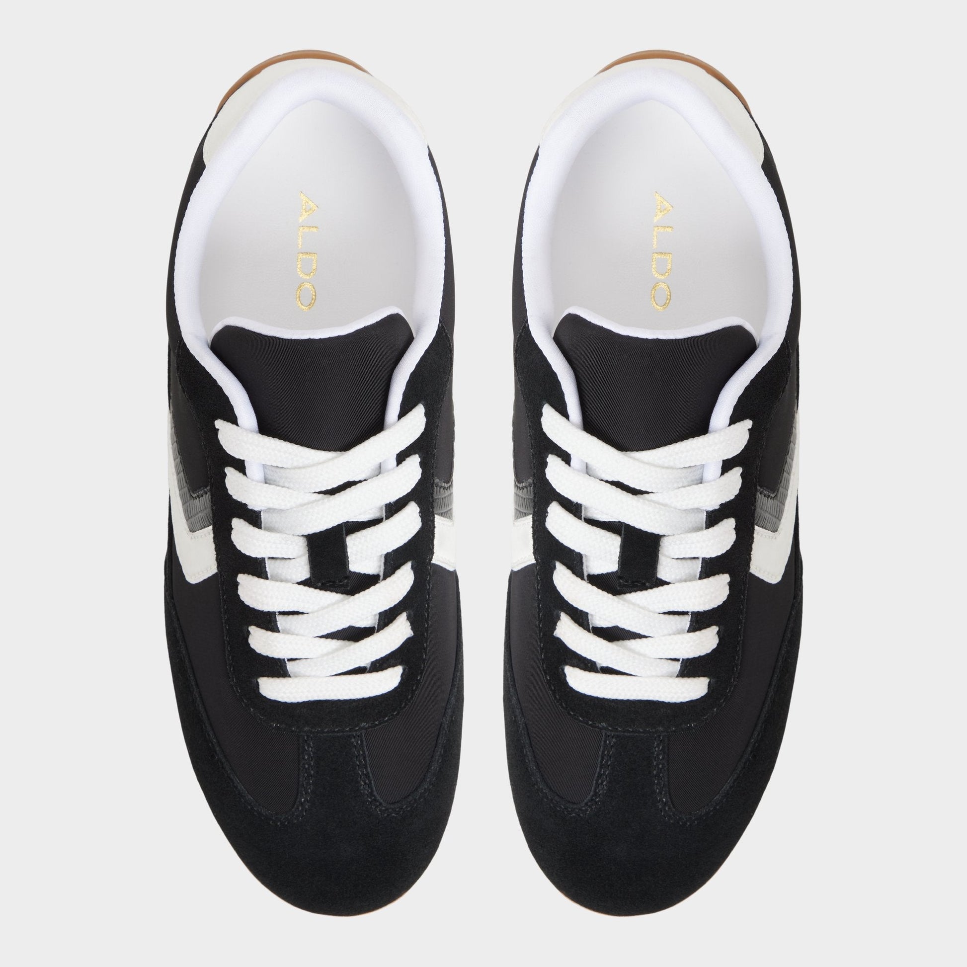 Coolchic in Black - Jogger sneaker - Black