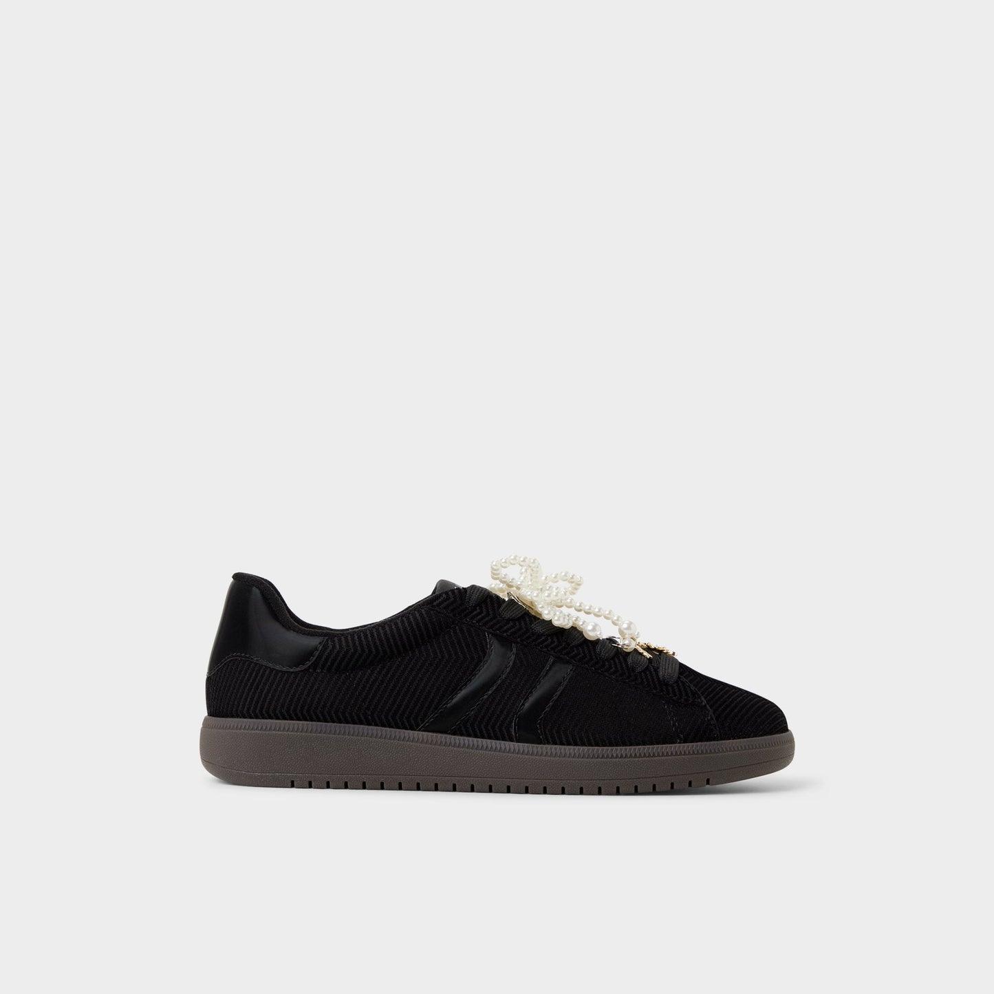 Chicsneaker2 in Black Black - Low top sneaker, Cup sole - Black/black