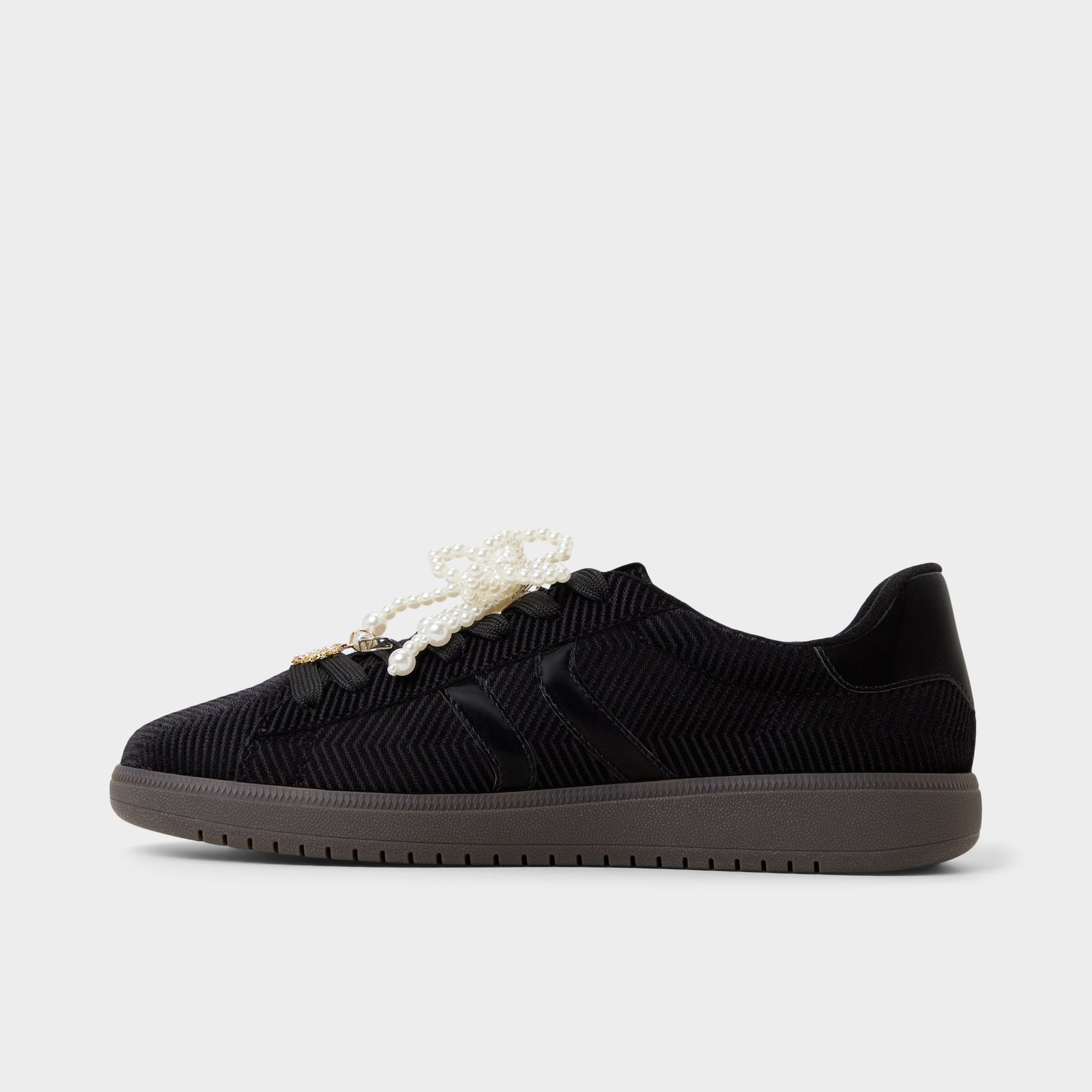 Chicsneaker2 in Black Black - Low top sneaker, Cup sole - Black/black