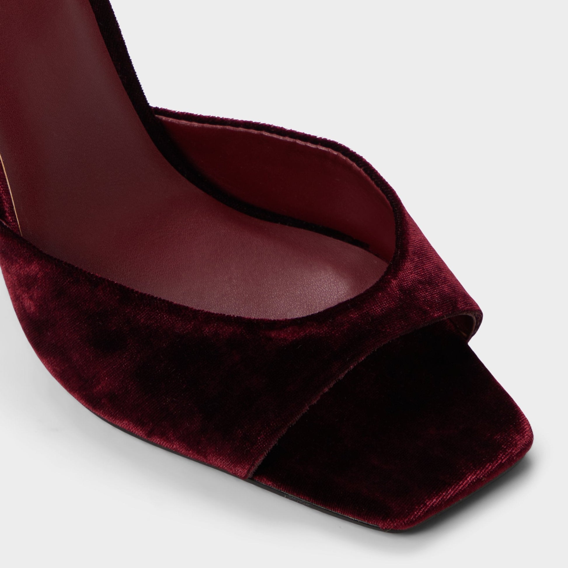 Alisonn in Bordo -  - Bordo