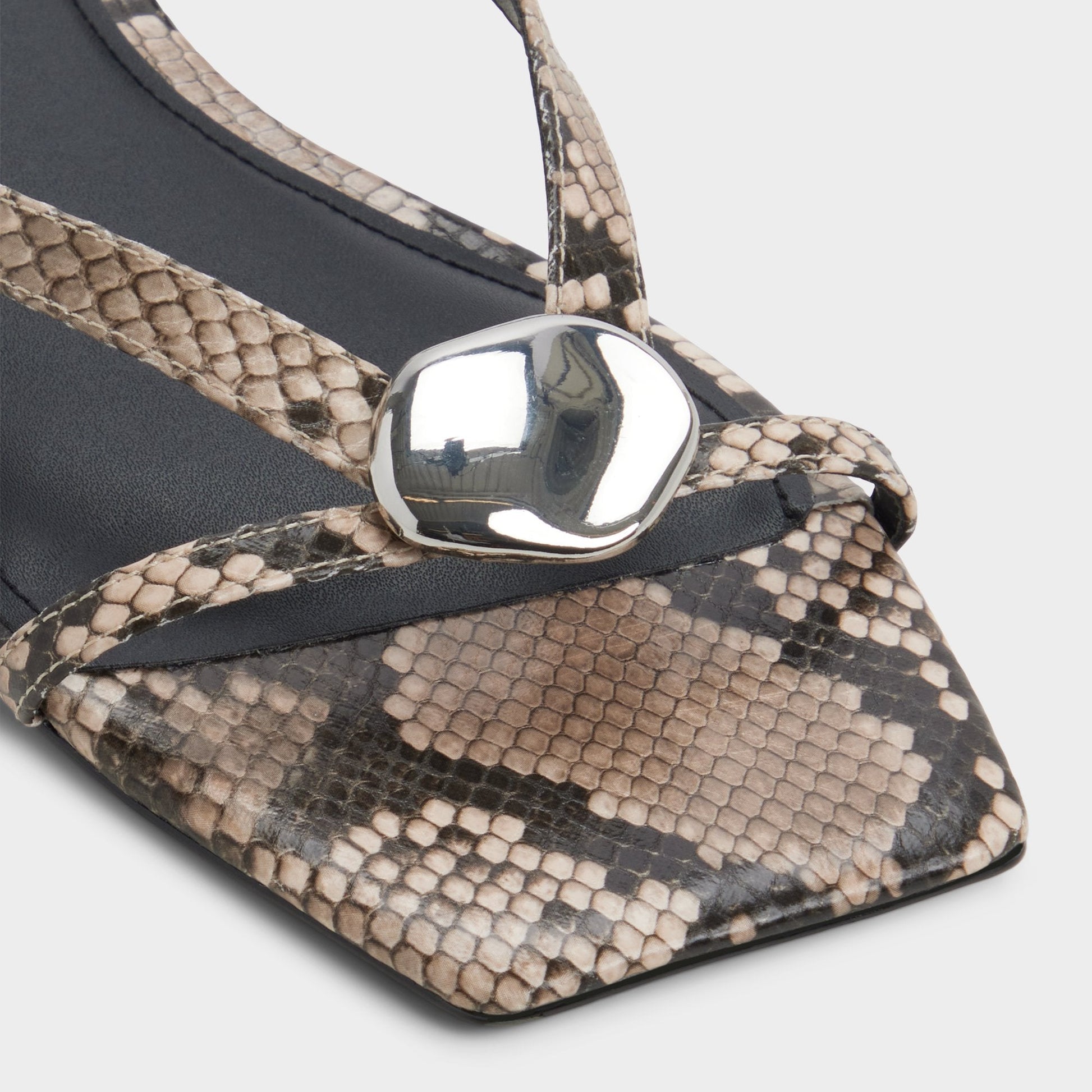 Iliria White/Black Women's Flats - Slide sandal - White/black