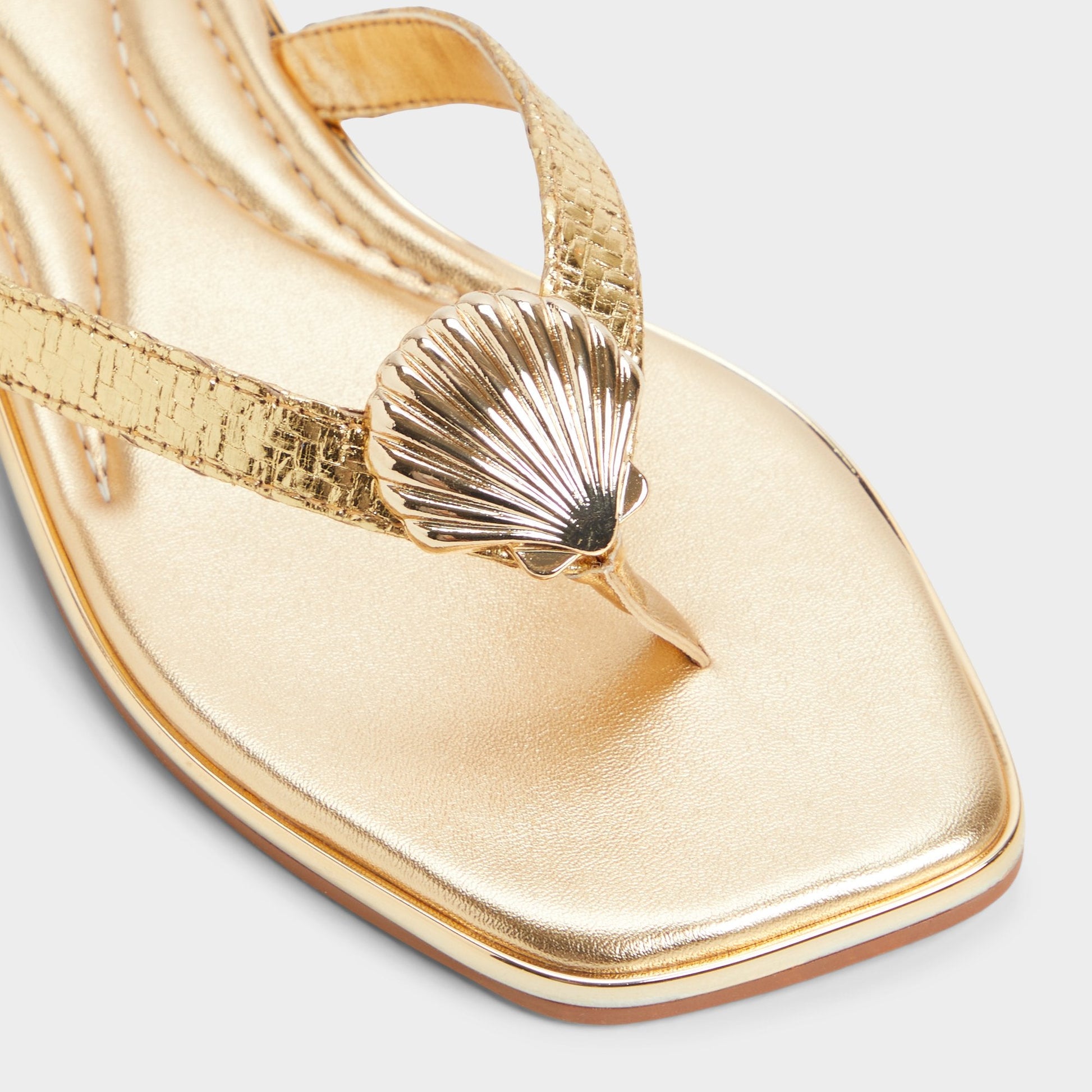 Conchiglia Gold Women's Flats - Flip flop - Gold