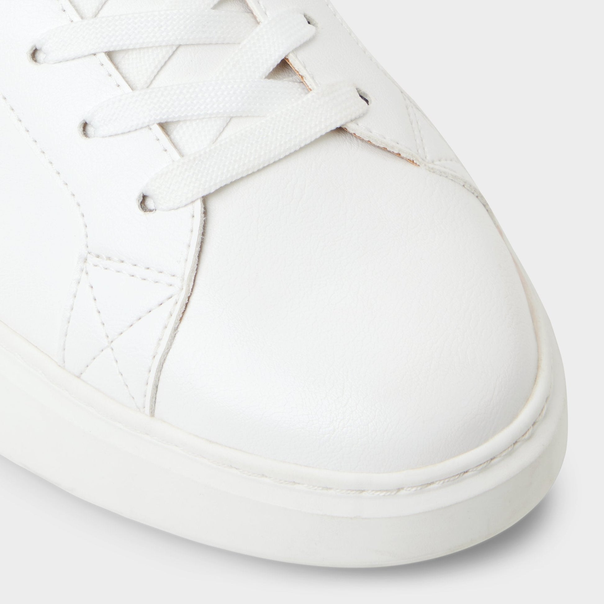 Toddy in White - Low top sneaker - White