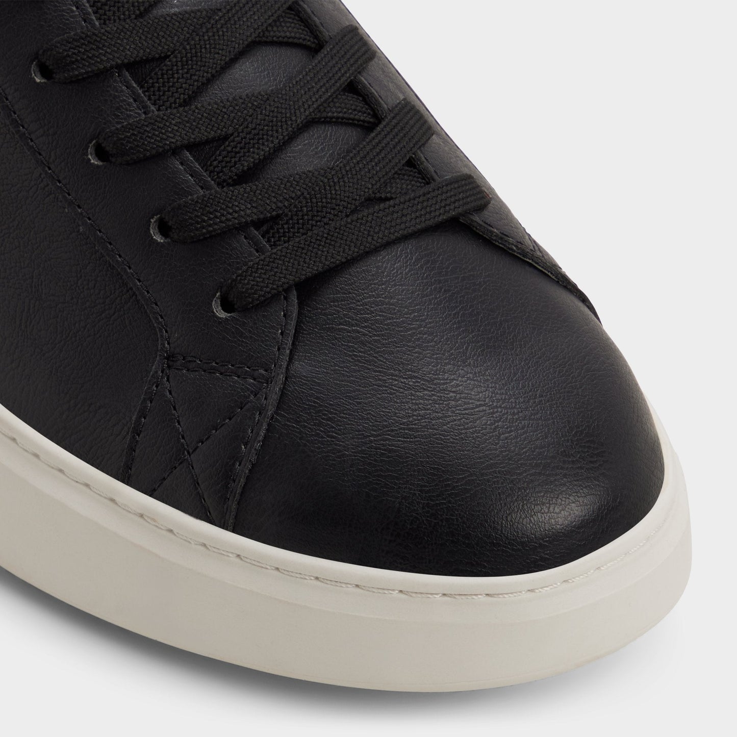 Rohan in Black - Low top sneaker - Black
