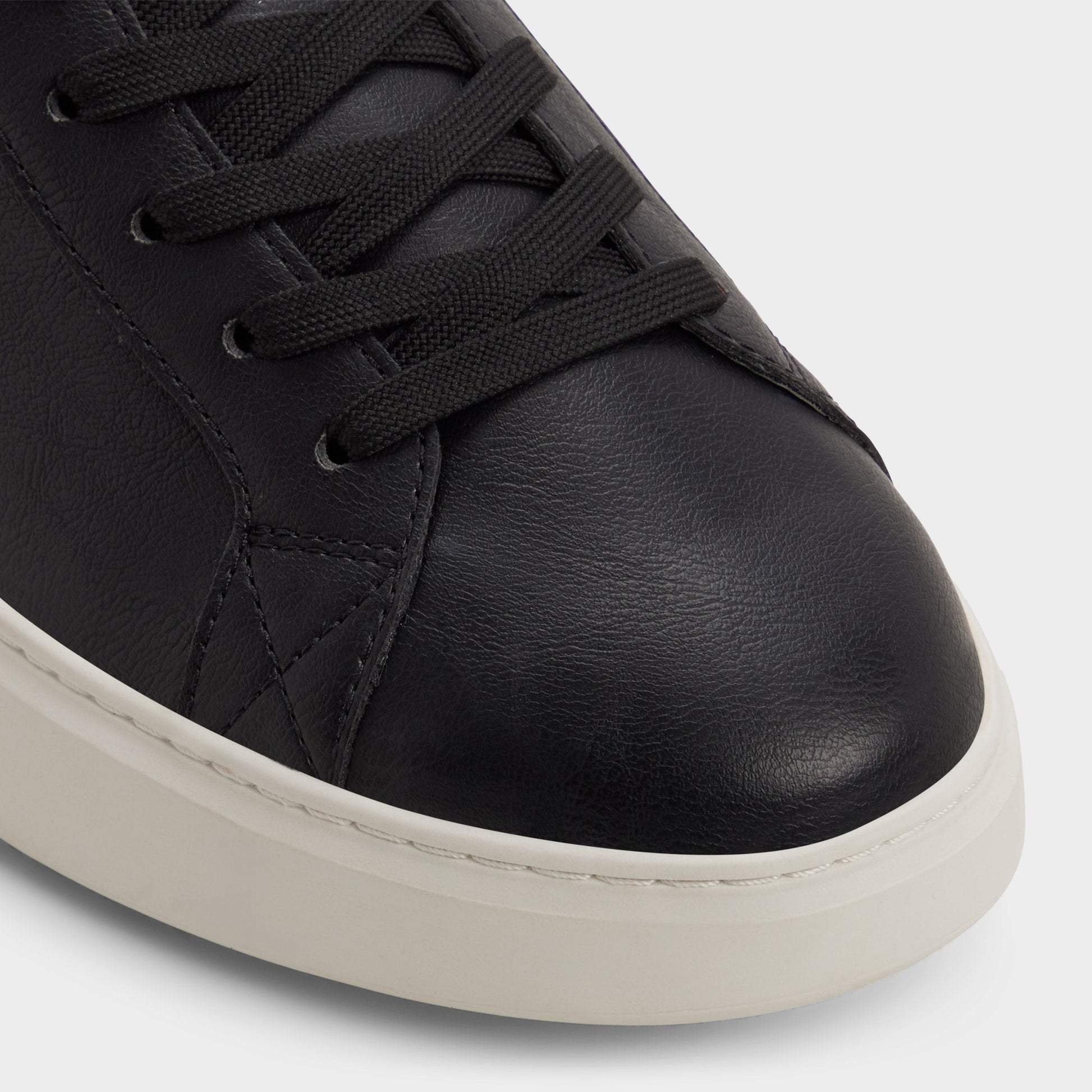 Rohan in Black - Low top sneaker - Black