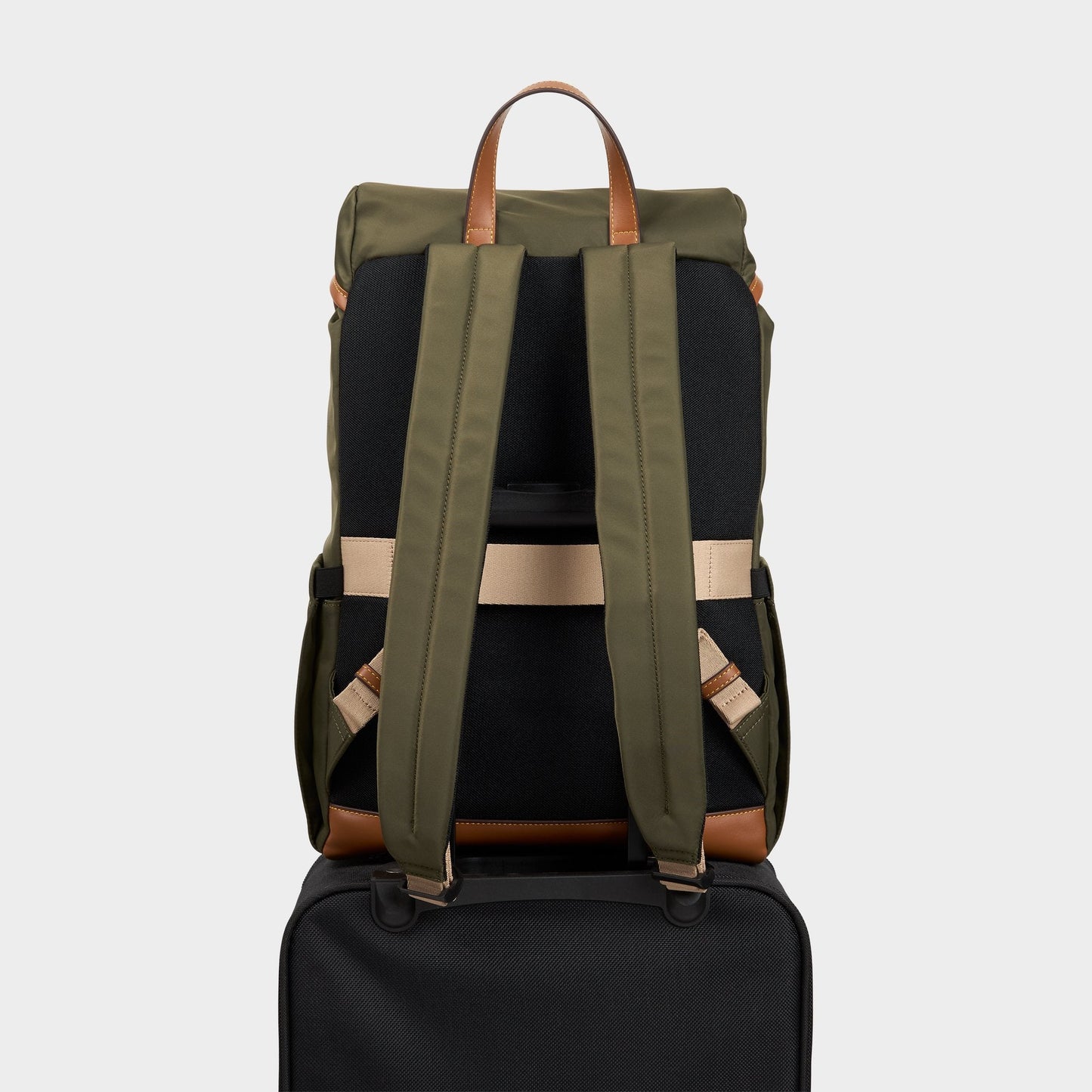 Edoedienn in Khaki - Backpack - Khaki
